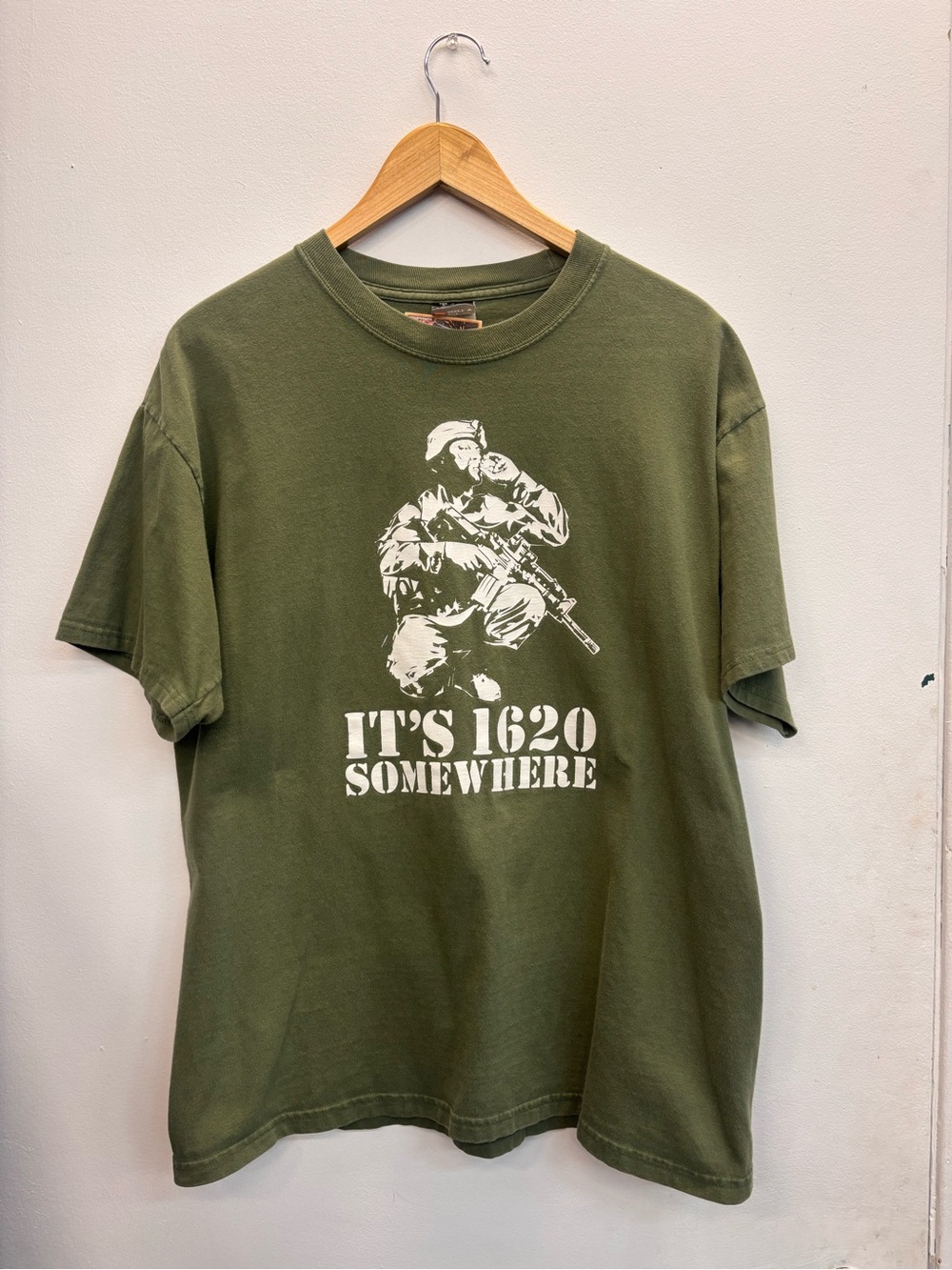 Vintage Olive Green Soldier Graphic T-shirt Men’s Large "It's 1620 Somewhere"